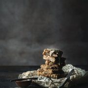 Wer Brownies mag, der wird auch Blondies lieben. Mit weißer Schokolade und Sesam. Ich jedenfalls werde mir jetzt einen großen Blondie nehmen, die „Ich will Kaffee“-Taste auf den Kaffeevollautomaten drücken und mit beiden nochmals ins Bett gehen und Serien schauen. Ich wünsche euch einen ebenso tollen Start in den Sonntag.