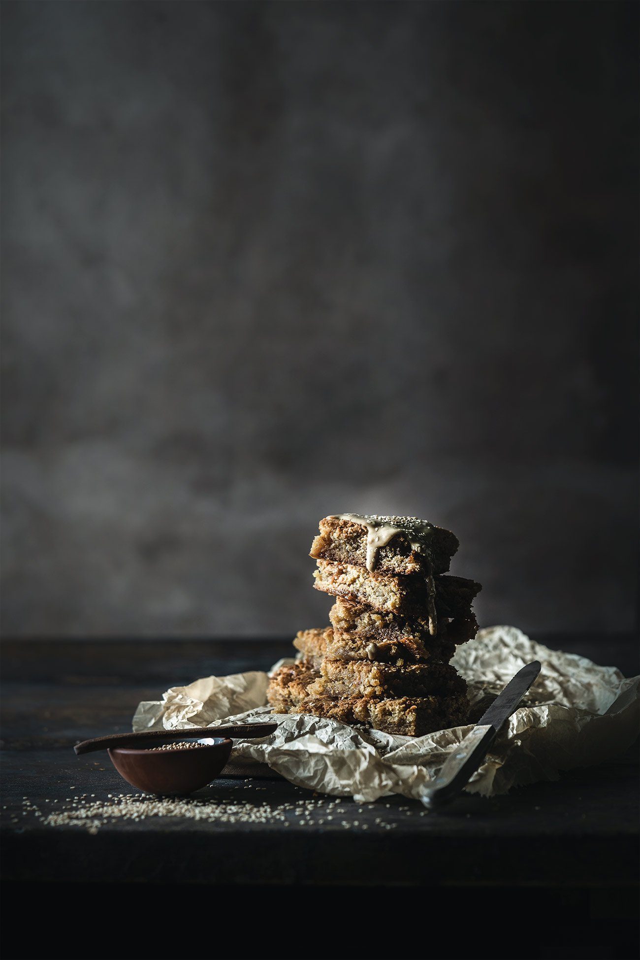 Wer Brownies mag, der wird auch Blondies lieben. Mit weißer Schokolade und Sesam.  Ich jedenfalls werde mir jetzt einen großen Blondie nehmen, die „Ich will Kaffee“-Taste auf den Kaffeevollautomaten drücken und mit beiden nochmals ins Bett gehen und Serien schauen. Ich wünsche euch einen ebenso tollen Start in den Sonntag. 