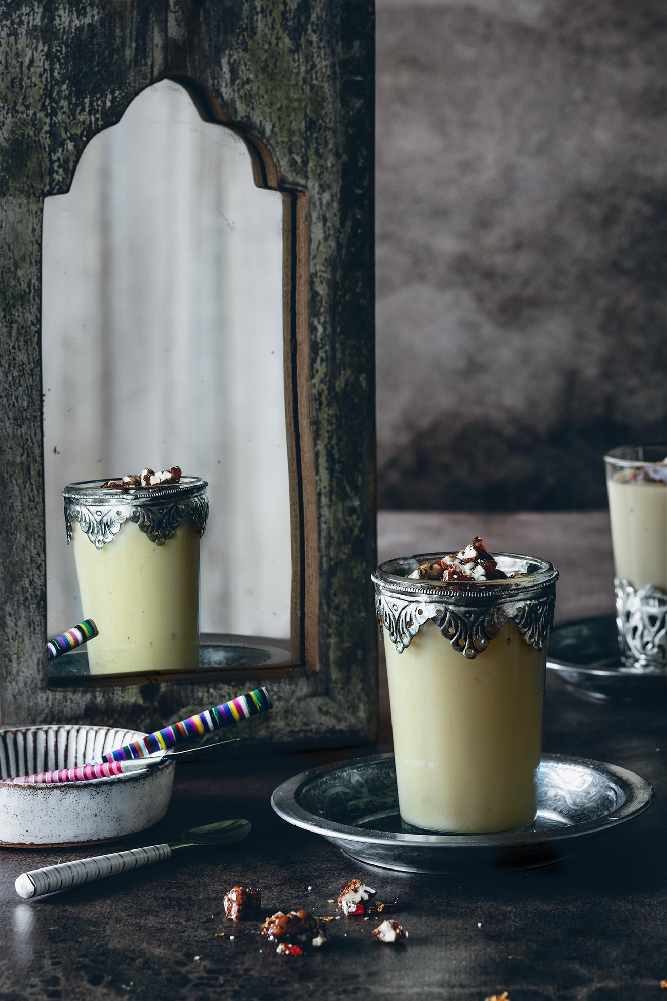 Spieglein, Spieglein an der Wand, was ist das leckerste Dessert im Land? So antwortete der Spiegel: „Du Karamell-Mousse, Ihr seid das Leckerste im Land.“  Vielleicht hatte der Spiegel recht, vielleicht aber auch nicht. Eins steht aber fest: Das Dessert schafft es definitiv unter die TOP 5 meiner Weihnachts-Dessert-Favoriten. Und sicher ist, dass ich euch keine Märchen erzähle. Auch wenn es beim Kochen und Backen meistens ein „Happy end“ gibt. 