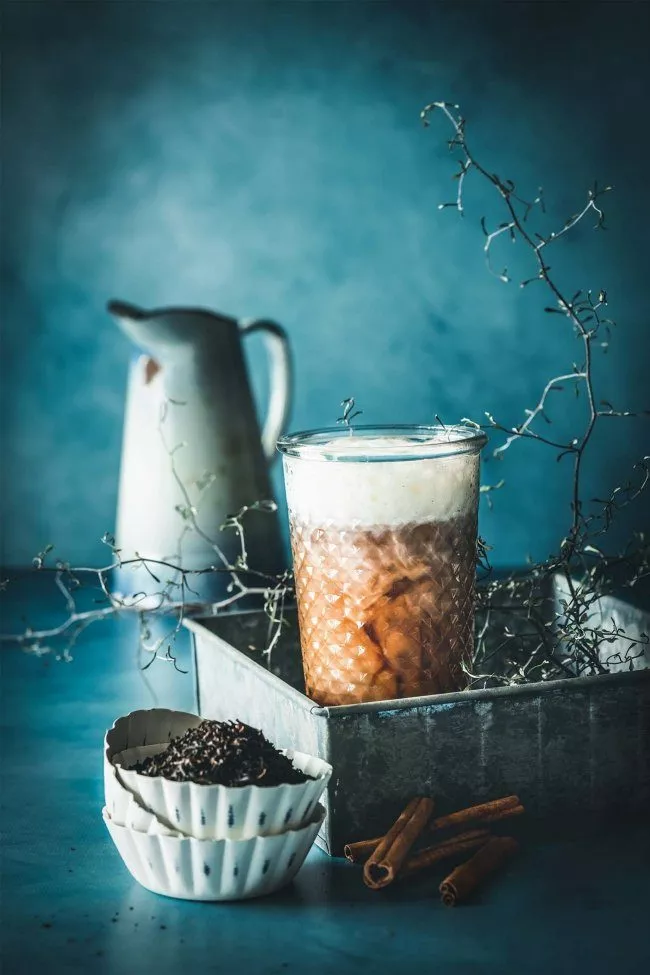 Kalt genug ist es ja, um sich die frierenden Fingerchen an einem großen Glas heißen Tee zu wärmen. Und zur Weihnachtszeit wird der Tee mal schnell zur Lebkuchen-Chai Latte.