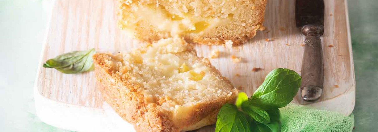 Ich hatte einfach Lust auf einen einfachen Kuchen, der etwas Sonne auf dem Tisch verspricht. Und der Kern aus Mango und Schmand war einfach genial. Das war unser kulinarisches Highlight am Wochenende, denn für mehr hat die Zeit einfach nicht gereicht. Unser neuer Mitbewohner Philip Frederick, ein 10 Wochen junger Welpe, hat uns so auf Trapp gehalten, dass wir keine Zeit mehr hatten, noch andere Leckereien zu kochen.