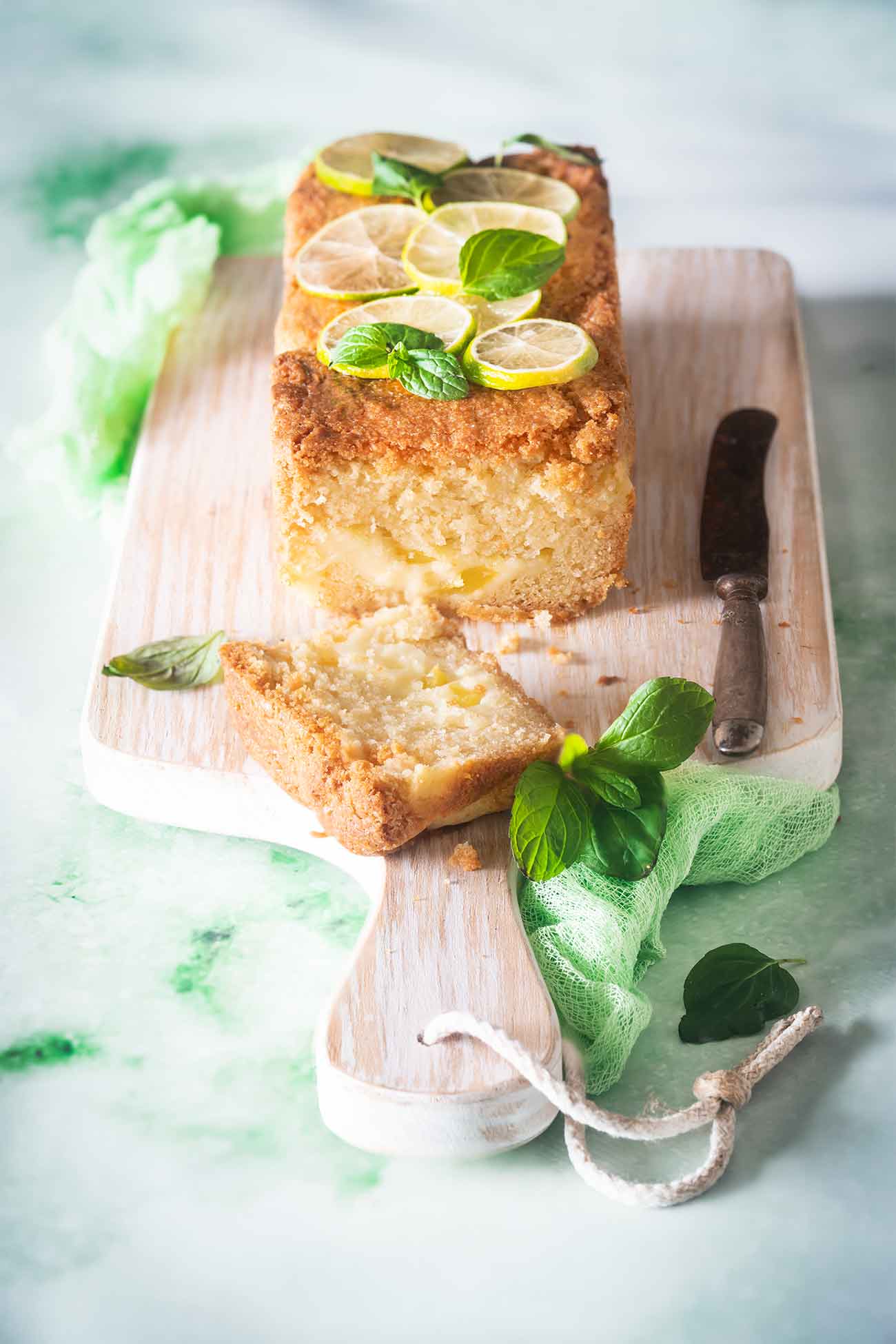 Ich hatte einfach Lust auf einen einfachen Kuchen, der etwas Sonne auf dem Tisch verspricht. Und der Kern aus Mango und Schmand war einfach genial. Das war unser kulinarisches Highlight am Wochenende, denn für mehr hat die Zeit einfach nicht gereicht. Unser neuer Mitbewohner Philip Frederick, ein 10 Wochen junger Welpe, hat uns so auf Trapp gehalten, dass wir keine Zeit mehr hatten, noch andere Leckereien zu kochen.  