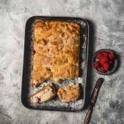 Darf ich vorstellen? Das ist ein Pull-apart Kuchen. An dem darf nach Lust und Laune gezupft und gezogen werden. Aufgegessen werden darf er auch. Wer ahnt bei diesem simplen Foto, dass sich dahinter ein fluffiger Kuchen mit Füllung verbirgt, oder?