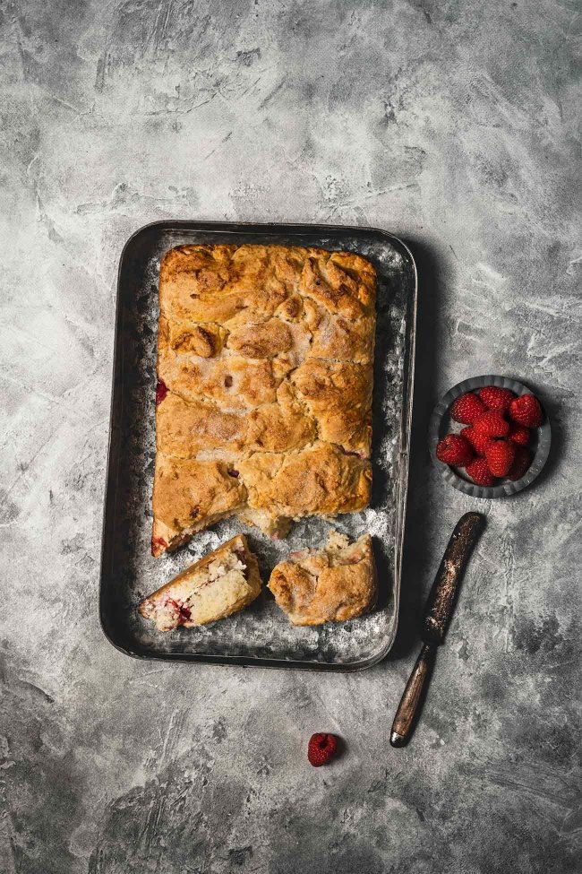 Darf ich vorstellen? Das ist ein Pull-apart Kuchen. An dem darf nach Lust und Laune gezupft und gezogen werden. Aufgegessen werden darf er auch. Wer ahnt bei diesem simplen Foto, dass sich dahinter ein fluffiger Kuchen mit Füllung verbirgt, oder?