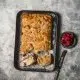 Darf ich vorstellen? Das ist ein Pull-apart Kuchen. An dem darf nach Lust und Laune gezupft und gezogen werden. Aufgegessen werden darf er auch. Wer ahnt bei diesem simplen Foto, dass sich dahinter ein fluffiger Kuchen mit Füllung verbirgt, oder?