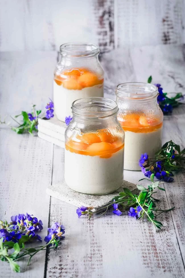 Schon viel zu lange gab es kein Dessert im Glas mehr. Fast 6 Wochen schon. Wirklich viel zu lange. Das musste am Wochenende natürlich sofort geändert werden und eine weiße, fluffige Schokoladencreme kam ins Glas. Dazu ein paar Aprikosen und etwas eingekochter Sirup. Diesmal kamen Aprikosen ins Spiel, weil ich gerade dabei bin meinen Vorratsschrank auszumisten, um diesen mal richtig leer zu machen und etwas mehr Übersicht zu bekommen. Als nächstes werde ich die weiße Creme auf jeden Fall mit frischen Erdbeeren toppen Das wird sicherlich richtig gut schmecken.