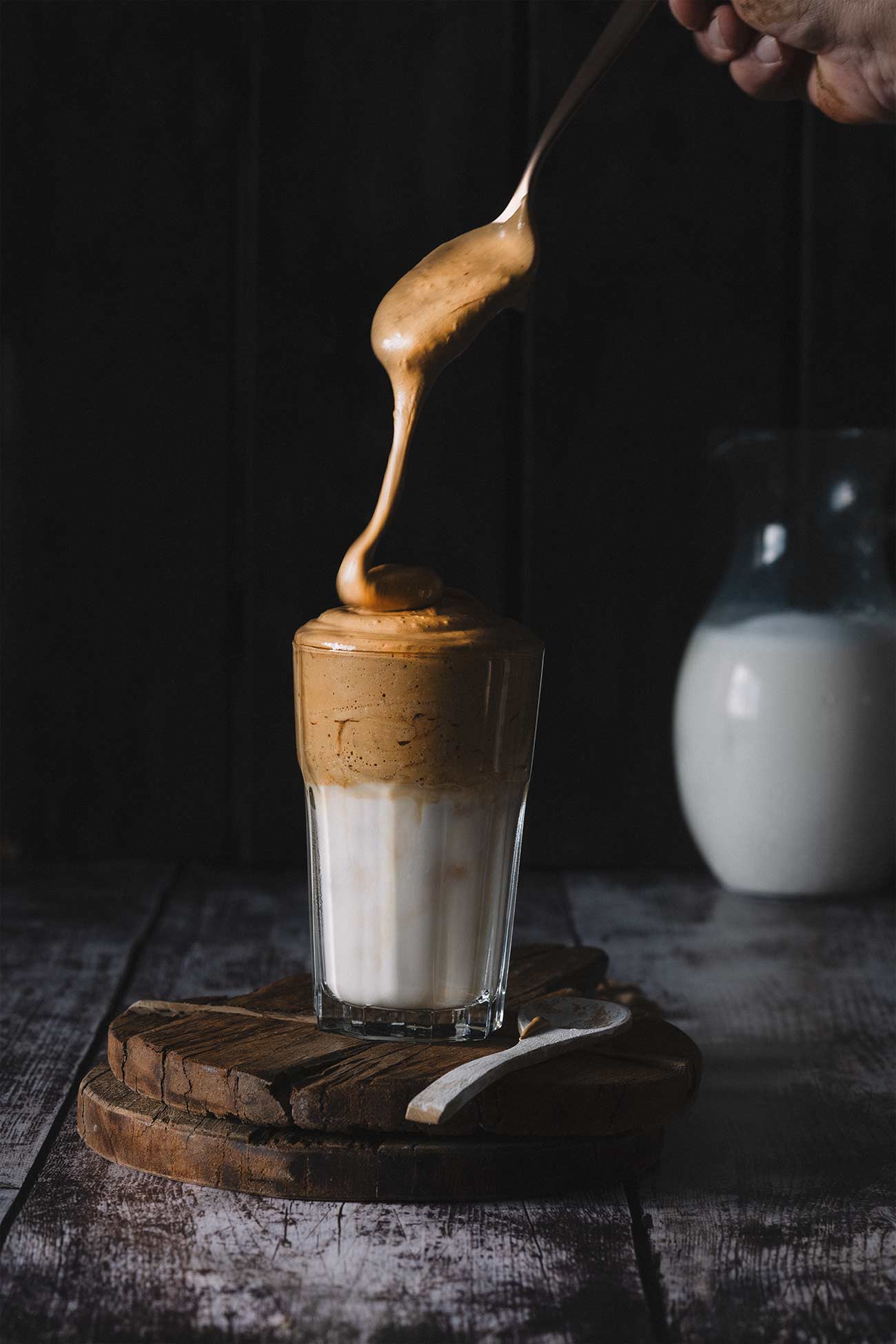 Das Netz ist voller Fotos mit dem dickflüssigen Kaffeeschaum, der wie ein braunes Baiser aussieht. Grund genug, den Dalgona Coffee auszuprobieren. Und da er nur wenige Zutaten benötigt, habe ich direkt mal ein bisschen rumprobiert.