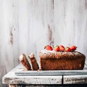 Da hatte ich mal richtig Bock drauf. Die Bananen, die sich bei mir auf der Obstschale tümmelten übrigens auch. Und schwupp....war das Bananenbrot fertig. Diesmal mit Erdbeeren, Schokolade und Haselnüssen. Das müsst ihr unbedingt probieren.