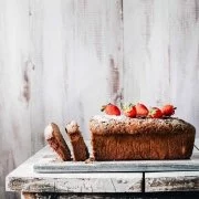 Da hatte ich mal richtig Bock drauf. Die Bananen, die sich bei mir auf der Obstschale tümmelten übrigens auch. Und schwupp....war das Bananenbrot fertig. Diesmal mit Erdbeeren, Schokolade und Haselnüssen. Das müsst ihr unbedingt probieren.