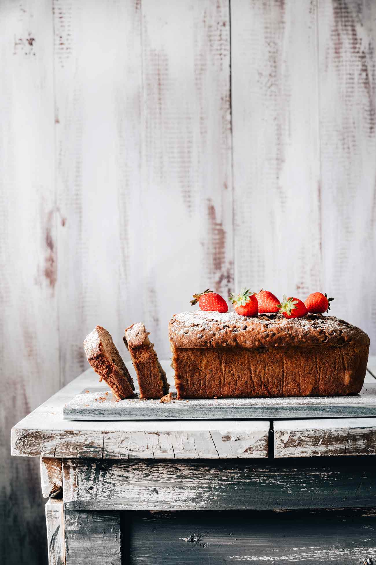 Da hatte ich mal richtig Bock drauf. Die Bananen, die sich bei mir auf der Obstschale tümmelten übrigens auch. Und schwupp....war das Bananenbrot fertig. Diesmal mit Erdbeeren, Schokolade und Haselnüssen. Das müsst ihr unbedingt probieren. 