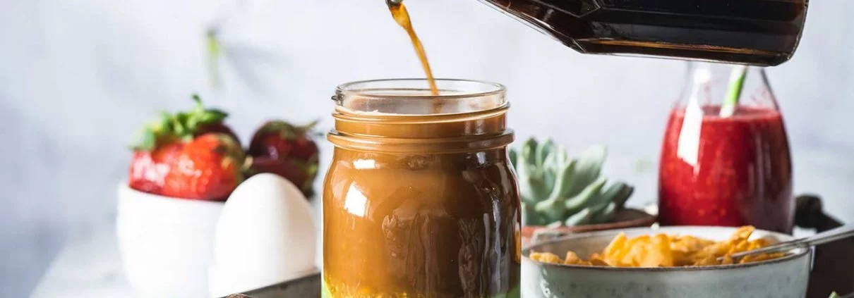 Da haben sich zwei gefunden: und man kann sagen, dass die cremige Avocado zusammen mit dem Koffein-Kick der Kaffeebohnen ein wirklich perfektes Paar abgeben. Mein Partner Jacobs hat für diese Art von Mischgetränken die passende Bohne. Ich nutze dafür gerne die Bohnen der Jacobs Barista Editions Crema, Die haben einen sanften Geschmack und einen Hauch von Zitrus. Perfekt für einen Frische-Kick am Morgen.