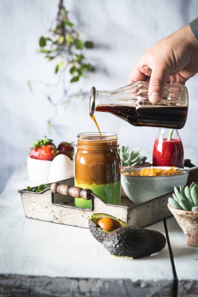 Da haben sich zwei gefunden: und man kann sagen, dass die cremige Avocado zusammen mit dem Koffein-Kick der Kaffeebohnen ein wirklich perfektes Paar abgeben. Mein Partner Jacobs hat für diese Art von Mischgetränken die passende Bohne. Ich nutze dafür gerne die Bohnen der Jacobs Barista Editions Crema, Die haben einen sanften Geschmack und einen Hauch von Zitrus. Perfekt für einen Frische-Kick am Morgen.