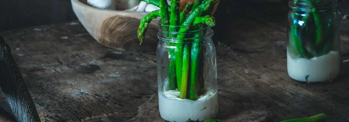 Ich bin ja absolutes Team Spargel. Und damit auch alleine in diesem Haushalt. Was mich aber nicht daran hindert, Spargel in allen Variationen ungeniert zuzubereiten und zu essen. Heute gibt es grünen Spargel auf Orangen-Mayonnaise. Team Spargel?