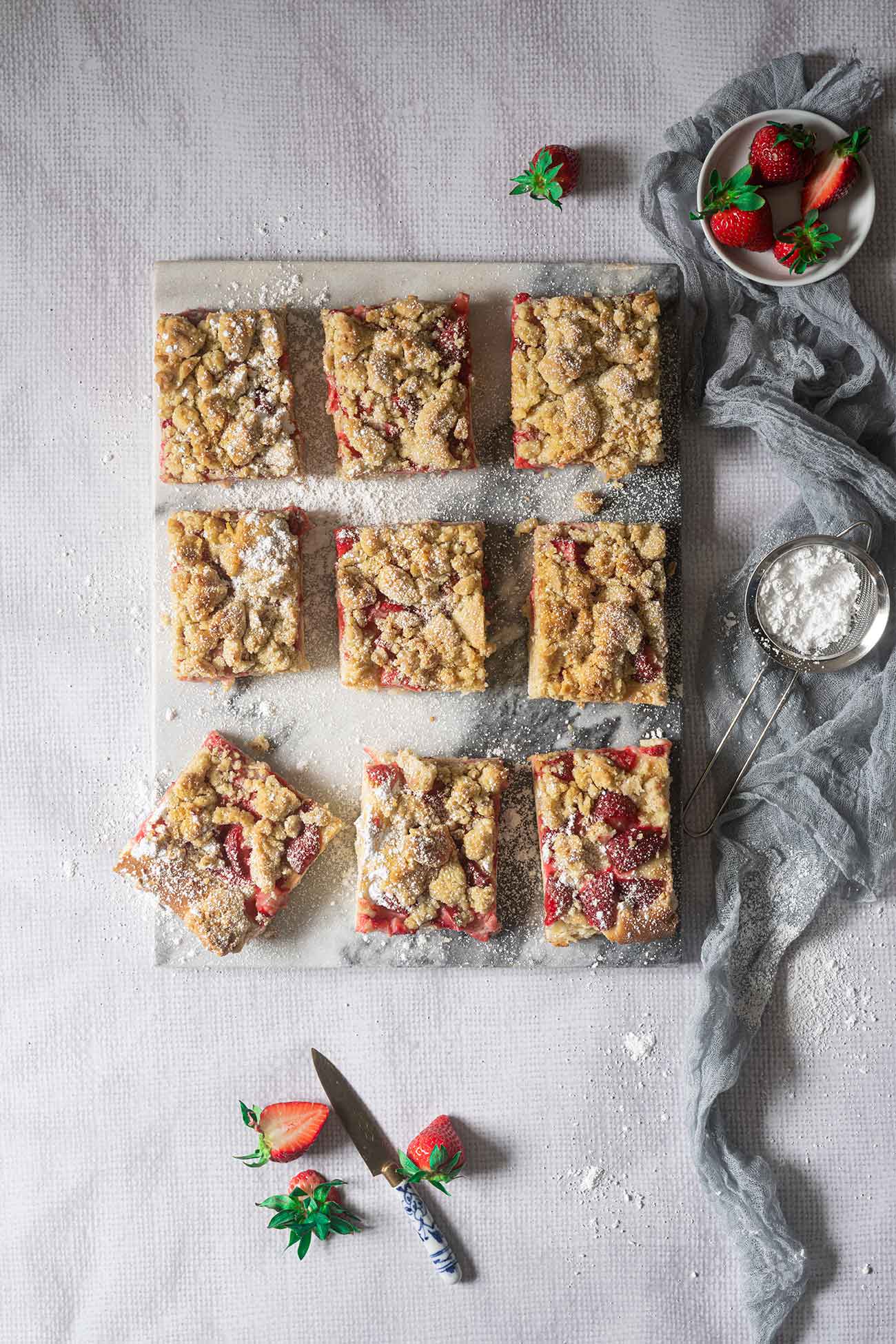 So, da ist er endlich. Viele haben letzte Woche schon die „to do“ Story bei Instagram gesehen und nach dem Rezept für diesen köstlichen Streuselkuchen gefragt.  Ich weiß, es gibt Hunderte von Erdbeer-Streuselkuchen... aber der hier ist besonders lecker. 