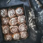 Wie einige von Euch gestern schon in den Instagram Storys gesehen haben, überkam mich plötzlich der Appetit auf Zimtschnecken. Und schwupp, hier ist auch schon das Rezept. Die Bananen im Teig machen die Schneckchen noch viel „knatschiger“. Ich liebe das sehr.