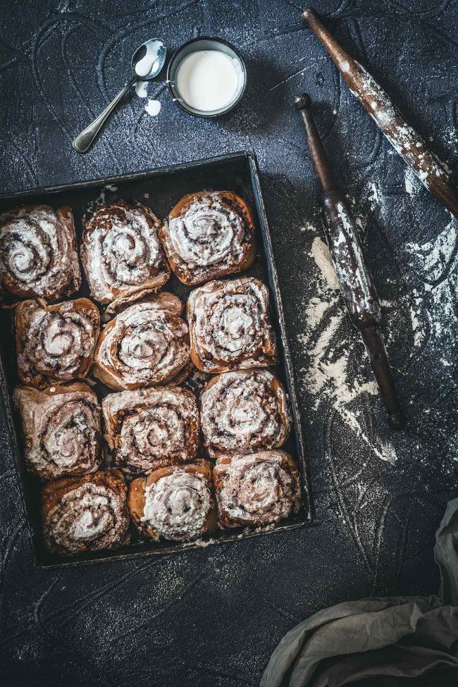 Wie einige von Euch gestern schon in den Instagram Storys gesehen haben, überkam mich plötzlich der Appetit auf Zimtschnecken. Und schwupp, hier ist auch schon das Rezept. Die Bananen im Teig machen die Schneckchen noch viel „knatschiger“. Ich liebe das sehr.