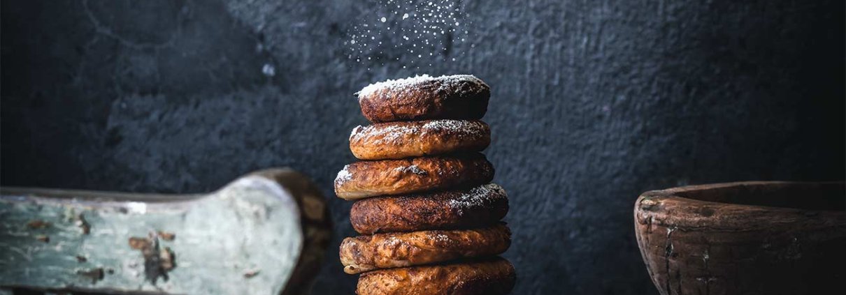 Einige konnten mich bei der Zubereitung der Pfannküchlein in den Instagram-Storys schon sehen und haben schon nach dem Rezept gefragt. Jetzt hab ich es endlich geschafft, das Rezept aufzuschreiben. Und wo ich diese kleinen, fluffigen Dinger so sehe, könnte ich mich direkt noch einmal ans frittieren machen. Die waren nämlich unglaublich lecker.