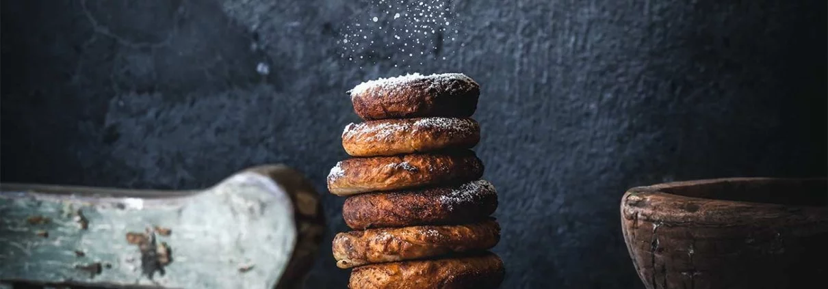 Einige konnten mich bei der Zubereitung der Pfannküchlein in den Instagram-Storys schon sehen und haben schon nach dem Rezept gefragt. Jetzt hab ich es endlich geschafft, das Rezept aufzuschreiben. Und wo ich diese kleinen, fluffigen Dinger so sehe, könnte ich mich direkt noch einmal ans frittieren machen. Die waren nämlich unglaublich lecker.