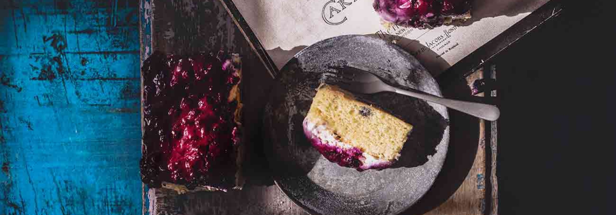 Es war ein sonniger, später Nachmittag als ich dabei war, das Foto-Set für diesen Kuchen (warum er Pfundkuchen heißt, seht ihr, wenn ihr das Rezept anschaut) aufbaute. Während ich nach Requisiten suchte, fielen mir die Noten Carrie Jacobs-Bond in die Hände... A perfect day...ich fand den Songtext wirklich schön und habe mir das Lied mehrmals bei Youtube angehört. Es war dann nur noch wenig Zeit, das Foto zu machen, da die Sonne anfing unterzugehen. So hab ich schnell ein Foto gemacht, mit den Noten des „perfekten Tages“ und der untergehenden Sonne und ihren letzten Sonnenstrahlen. Habt einen perfekten Tag.
