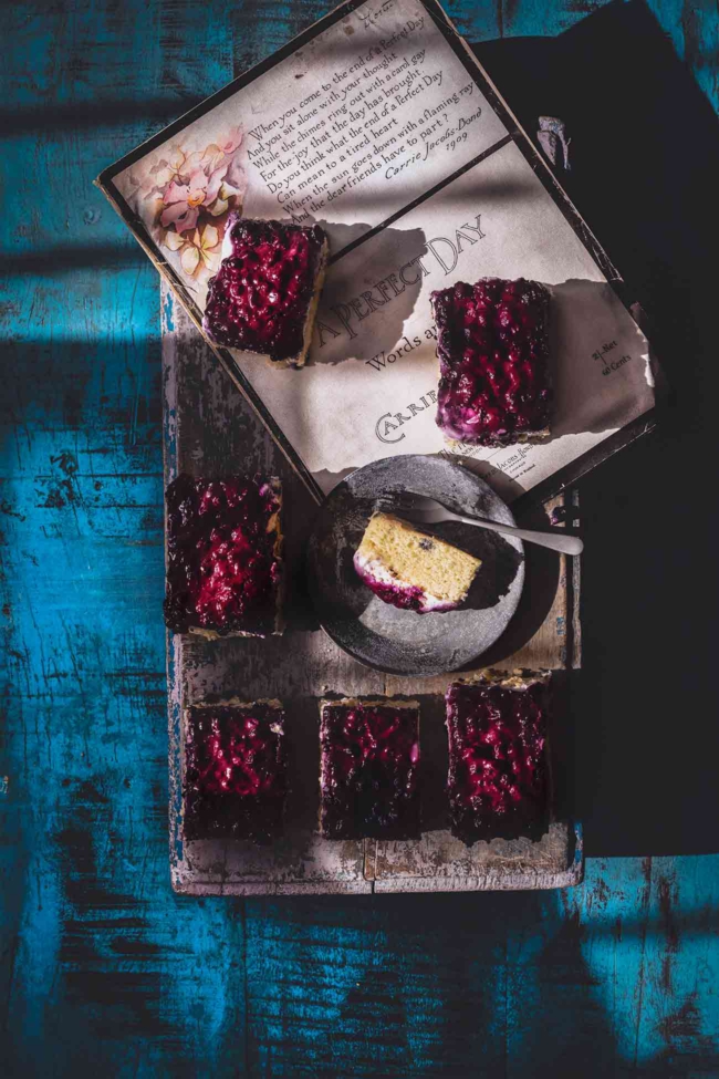 Es war ein sonniger, später Nachmittag als ich dabei war, das Foto-Set für diesen Kuchen (warum er Pfundkuchen heißt, seht ihr, wenn ihr das Rezept anschaut) aufbaute. Während ich nach Requisiten suchte, fielen mir die Noten Carrie Jacobs-Bond in die Hände... A perfect day...ich fand den Songtext wirklich schön und habe mir das Lied mehrmals bei Youtube angehört. Es war dann nur noch wenig Zeit, das Foto zu machen, da die Sonne anfing unterzugehen. So hab ich schnell ein Foto gemacht, mit den Noten des „perfekten Tages“ und der untergehenden Sonne und ihren letzten Sonnenstrahlen. Habt einen perfekten Tag.