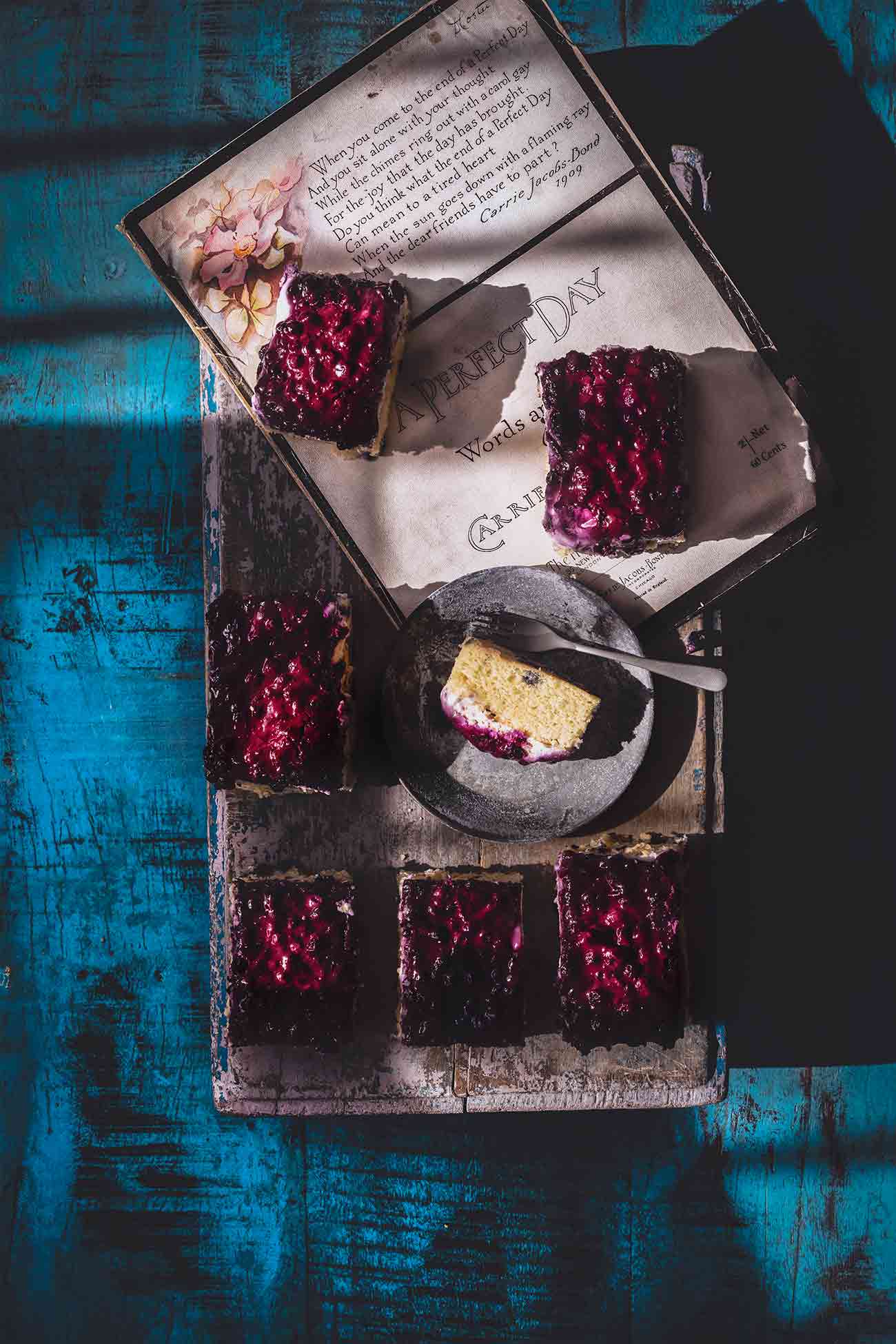 Es war ein sonniger, später Nachmittag als ich dabei war, das Foto-Set für diesen Kuchen (warum er Pfundkuchen heißt, seht ihr, wenn ihr das Rezept anschaut) aufbaute. Während ich nach Requisiten suchte, fielen mir die Noten Carrie Jacobs-Bond in die Hände... A perfect day...ich fand den Songtext wirklich schön und habe mir das Lied mehrmals bei Youtube angehört. Es war dann nur noch wenig Zeit, das Foto zu machen, da die Sonne anfing unterzugehen. So hab ich schnell ein Foto gemacht, mit den Noten des „perfekten Tages“ und der untergehenden Sonne und ihren letzten Sonnenstrahlen. Habt einen perfekten Tag. 