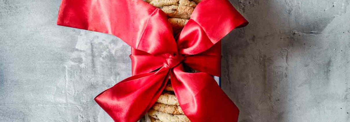 Die besten Chocolate Chip Cookies Ich habe in meinem Leben bisher mehr Kekse gegessen als selber gebacken. Das ist Fakt. Und das nur, weil ich bisher noch kein richtig leckeres (und schnelles) Rezept gefunden habe, was mich total überzeugt. Jetzt hab ich es.... Und sie sind doch auch eine schöne Geschenkidee, oder?