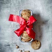 Die besten Chocolate Chip Cookies Ich habe in meinem Leben bisher mehr Kekse gegessen als selber gebacken. Das ist Fakt. Und das nur, weil ich bisher noch kein richtig leckeres (und schnelles) Rezept gefunden habe, was mich total überzeugt. Jetzt hab ich es.... Und sie sind doch auch eine schöne Geschenkidee, oder?