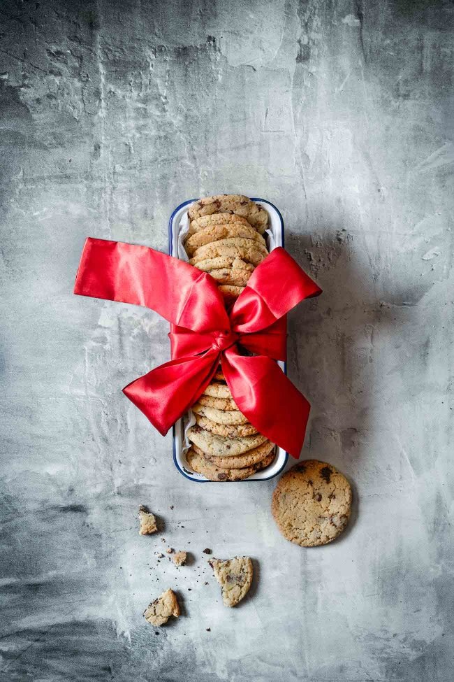 Die besten Chocolate Chip Cookies Ich habe in meinem Leben bisher mehr Kekse gegessen als selber gebacken. Das ist Fakt. Und das nur, weil ich bisher noch kein richtig leckeres (und schnelles) Rezept gefunden habe, was mich total überzeugt. Jetzt hab ich es.... Und sie sind doch auch eine schöne Geschenkidee, oder?