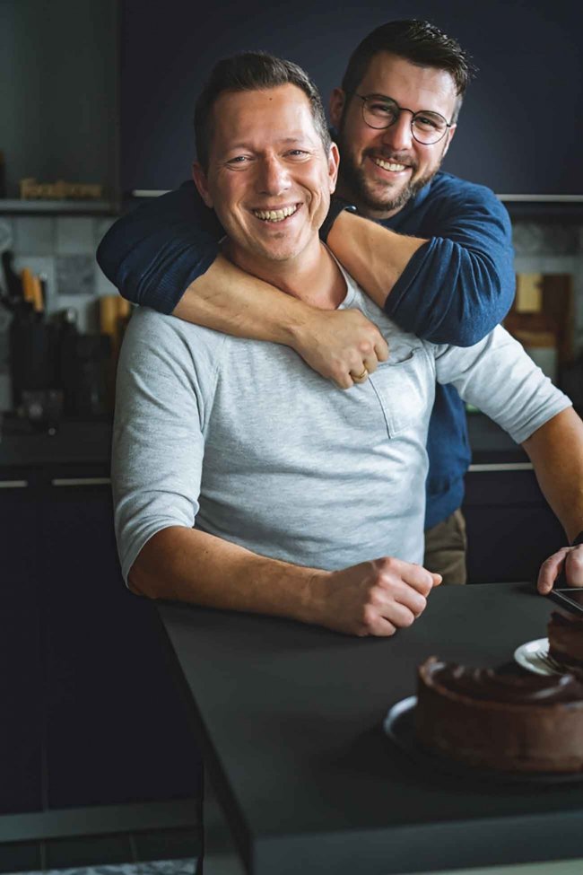 Die Jungs vom Blog „Die Jungs kochen und backen“ sind Sascha und Torsten. Sascha und Torsten betreiben nicht nur den Blog zusammen, sondern haben sich im Jahr 2012 auch das JA-Wort gegeben. Trifft man die beiden, merkt man schnell, warum man diese Ehe eine „glückliche Ehe“ nennen darf und warum der Blog mit den beiden so harmonisch wirkt. Sie haben verstanden sich den nötigen Freiraum und Respekt zu geben und jeweils den anderen die Plattform zu bieten, die er benötigt. Beide haben ihre Aufgabe in der Beziehung und eben auch auf dem Blog gefunden. Der eine kocht und backt, der andere fotografiert, der andere schreibt ... und manchmal machen sie alles auch zusammen