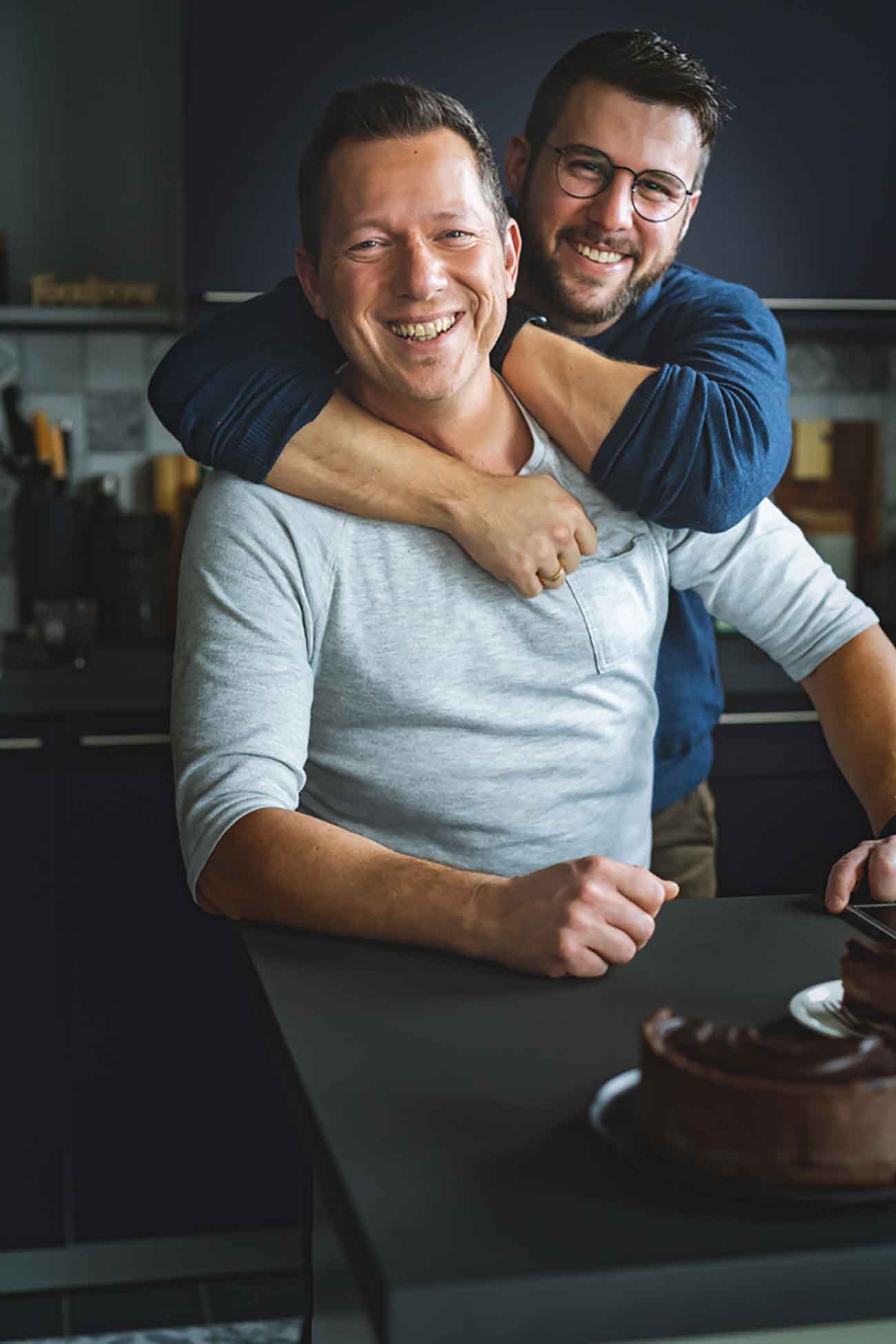 Die Jungs vom Blog „Die Jungs kochen und backen“ sind Sascha und Torsten. Sascha und Torsten betreiben nicht nur den Blog zusammen, sondern haben sich im Jahr 2012 auch das JA-Wort gegeben. Trifft man die beiden, merkt man schnell, warum man diese Ehe eine „glückliche Ehe“ nennen darf und warum der Blog mit den beiden so harmonisch wirkt. Sie haben verstanden sich den nötigen Freiraum und Respekt zu geben und jeweils den anderen die Plattform zu bieten, die er benötigt. Beide haben ihre Aufgabe in der Beziehung und eben auch auf dem Blog gefunden. Der eine kocht und backt, der andere fotografiert, der andere schreibt ... und manchmal machen sie alles auch zusammen