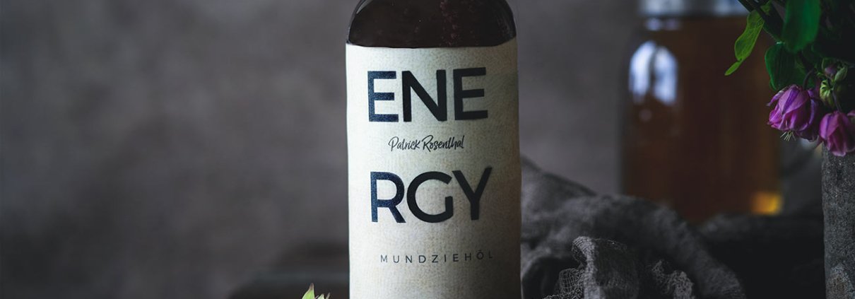 Ich habe das Ölziehen vor vielen Jahren während eines ayurvedischen Urlaubs auf Mauritius kennen und später lieben gelernt. Mund auf, Öl rein und 20 Minuten ziehen, saugen, kauen. Den Gedanken daran fand ich wirklich widerlich. Aber ich bin dran geblieben. Heute gibt es viele Firmen, die den Trend des „Ölziehens“ für sich entdeckt haben und bieten stylische Flaschen gefüllt mit Öl für 15 Euro an. Der Preis ist echt nicht gerechtfertigt. Ich zeig Euch wie ihr Euch ein tolles Mundziehöl preiswert selber machen könnt.