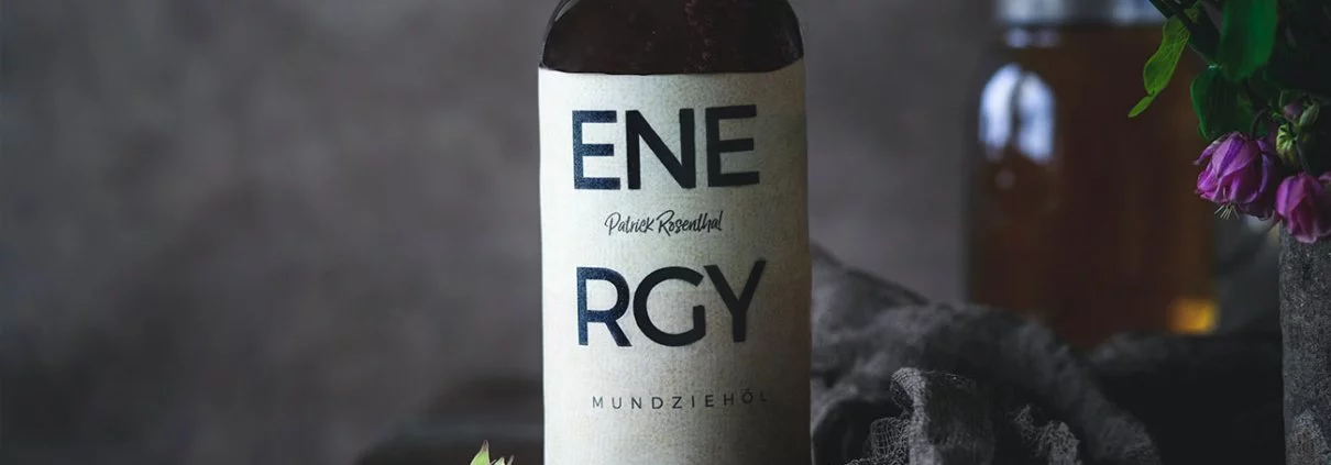 Ich habe das Ölziehen vor vielen Jahren während eines ayurvedischen Urlaubs auf Mauritius kennen und später lieben gelernt. Mund auf, Öl rein und 20 Minuten ziehen, saugen, kauen. Den Gedanken daran fand ich wirklich widerlich. Aber ich bin dran geblieben. Heute gibt es viele Firmen, die den Trend des „Ölziehens“ für sich entdeckt haben und bieten stylische Flaschen gefüllt mit Öl für 15 Euro an. Der Preis ist echt nicht gerechtfertigt. Ich zeig Euch wie ihr Euch ein tolles Mundziehöl preiswert selber machen könnt.