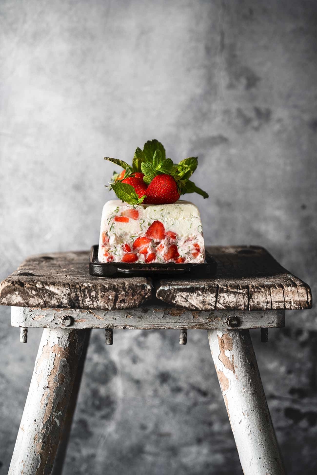 Ich mag den Geschmack aus frischen Erdbeeren, süßer Sahne und den leicht säuerlichen Joghurt ganz gerne. Und so ein Parfait ist wirklich schnell gemacht. Ich habe für den „Frische-Kick“ frische Minze untergehoben. Im Garten hat sich die Minze, vor allem die Marokkanische Minze, total ausgebreitet. Ich hab das Gefühl, dass sie sich zum letzten Jahr verdoppelt hat. Macht nichts, denn ich bin großer Minze-Fan. Habt ihr noch tolle Ideen, was ich mit der ganzen Minze anstellen kann?