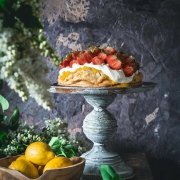 Erdbeer-Zitronen Sahnetörtchen Heute freue ich mich ganz besonders auf den Erdbeerkuchen, der auf mich wartet. Ich hab natürlich gestern schon ein bis drei (wer zählt das schon) Stücke gegessen. Er schmeckt wie ein großer Windbeutel voller Sommer.