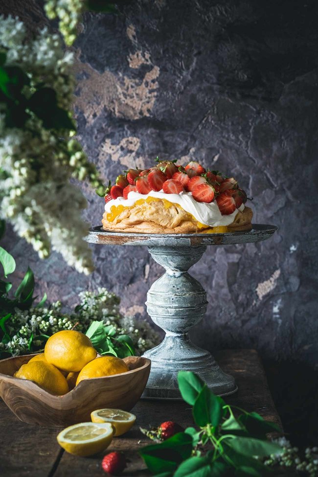 Erdbeer-Zitronen Sahnetörtchen Heute freue ich mich ganz besonders auf den Erdbeerkuchen, der auf mich wartet. Ich hab natürlich gestern schon ein bis drei (wer zählt das schon) Stücke gegessen. Er schmeckt wie ein großer Windbeutel voller Sommer.