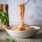 Eine gute Tomatensoße braucht nicht viele Zutaten. Sie muss nur ganz gemütlich ein Stündchen vor sich hin köcheln. In der Zeit kann man die Beine hochlegen, Pasta kochen und Parmesan reiben. Herrlich, so ein Tag!