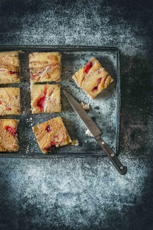 Wenn es schnell gehen muss und die hungrigen Mäuler unbedingt einen Nachtisch haben wollen, dann greife ich auf das Rezept von Nadiya Hussains Ofen-Pfannkuchen zurück. Die Zutaten hab ich immer im Haus und der riesengroße Pfannkuchen steht in 20 Minuten auf dem Tisch. Nein, diesmal ist es kein Kuchen sondern eher ein riesengroßer Pfannkuchen mit Erdbeermarmelade und Erdnussbutter. So lecker. Nachdem ich Nadiya Hussain TV-Sow auf Netflix gesehen habe, musste ich mir die Rezepte einfach mal genauer anschauen. Ich mag es, wenn die Rezepte schnell und unkompliziert sind und fast jedem schmecken. Wie dieser Pfannkuchen in Kuchenform. Dazu ein bisschen Sahne oder frische Beeren.... YUMMY