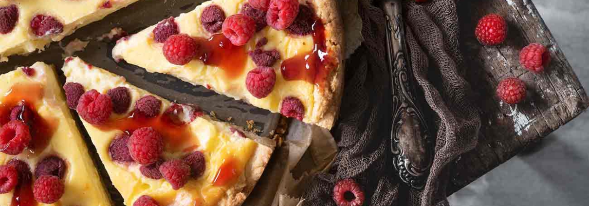 Den müsst ihr probieren. Ich habe noch nie einen Kuchen direkt zweimal hintereinander gebacken. Bis jetzt! Denn der war so lecker, dass wir direkt den ganzen Kuchen aufgegessen haben und uns ärgerten, kein Stück mehr für den nächsten Tag aufbewahrt zu haben. Kein Problem. Und so stand ich 24 Stunden später wieder in der Küche.
