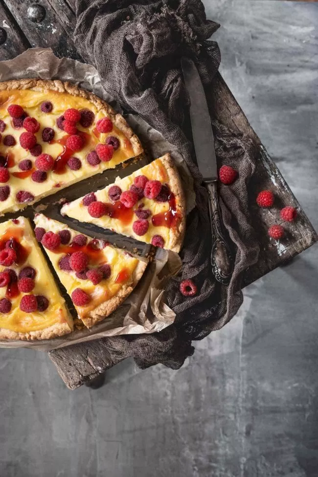 Den müsst ihr probieren. Ich habe noch nie einen Kuchen direkt zweimal hintereinander gebacken. Bis jetzt! Denn der war so lecker, dass wir direkt den ganzen Kuchen aufgegessen haben und uns ärgerten, kein Stück mehr für den nächsten Tag aufbewahrt zu haben. Kein Problem. Und so stand ich 24 Stunden später wieder in der Küche.
