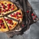 Den müsst ihr probieren. Ich habe noch nie einen Kuchen direkt zweimal hintereinander gebacken. Bis jetzt! Denn der war so lecker, dass wir direkt den ganzen Kuchen aufgegessen haben und uns ärgerten, kein Stück mehr für den nächsten Tag aufbewahrt zu haben. Kein Problem. Und so stand ich 24 Stunden später wieder in der Küche.