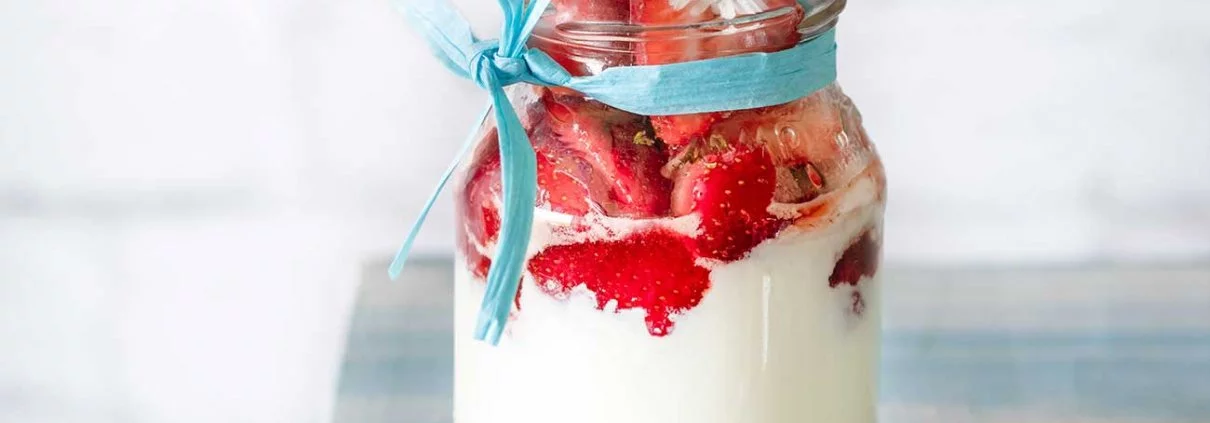 Die Erdbeerzeit ist doch eine schöne Zeit. So viele tolle Rezepte, dass man sich gar nicht entscheiden kann, welches zuerst ausprobiert werden soll. Wer es schnell mag: hier ein Rezept für ein Erdbeer-Dessert mit nur wenig Aufwand.