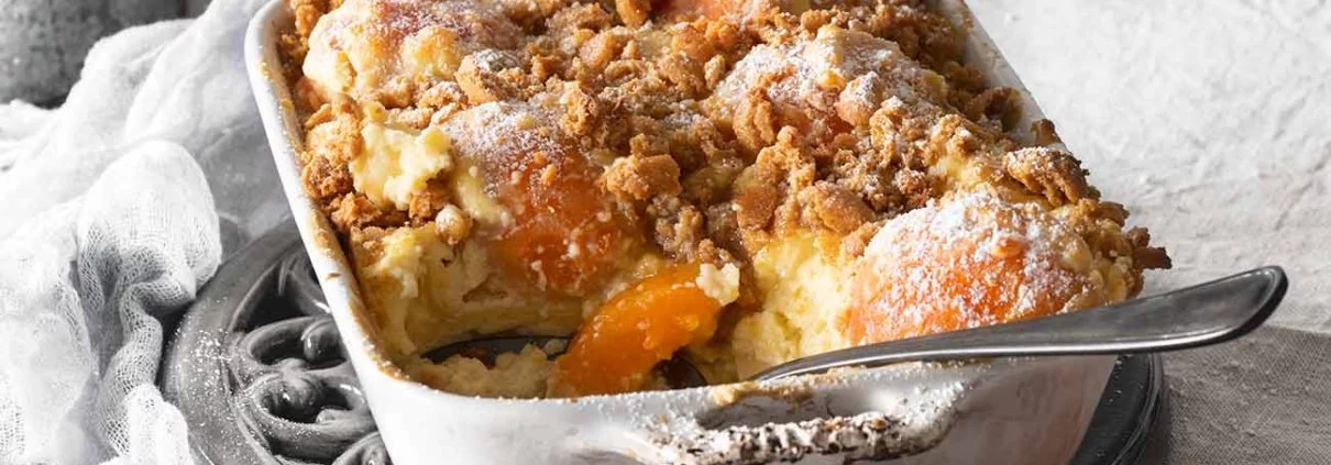 Einige von Euch haben es heute ja ganz besonders fein und können den Feiertag genießen. Die Anderen können aber in den Supermarkt laufen und die Zutaten für diese süße Lasagne kaufen. Ich mag ja generell Nudeln und auch die süße Variante, die ich schon als Kind von meiner Mama gekocht bekommen habe. Die süße Lasagne ist quasi Milchnudel reloaded.