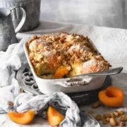 Einige von Euch haben es heute ja ganz besonders fein und können den Feiertag genießen. Die Anderen können aber in den Supermarkt laufen und die Zutaten für diese süße Lasagne kaufen. Ich mag ja generell Nudeln und auch die süße Variante, die ich schon als Kind von meiner Mama gekocht bekommen habe. Die süße Lasagne ist quasi Milchnudel reloaded.