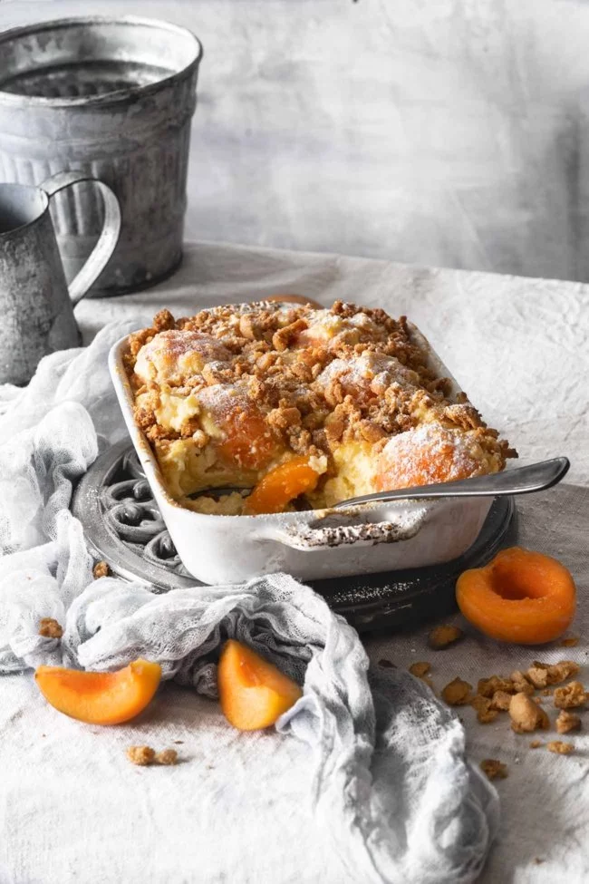 Einige von Euch haben es heute ja ganz besonders fein und können den Feiertag genießen. Die Anderen können aber in den Supermarkt laufen und die Zutaten für diese süße Lasagne kaufen. Ich mag ja generell Nudeln und auch die süße Variante, die ich schon als Kind von meiner Mama gekocht bekommen habe. Die süße Lasagne ist quasi Milchnudel reloaded.