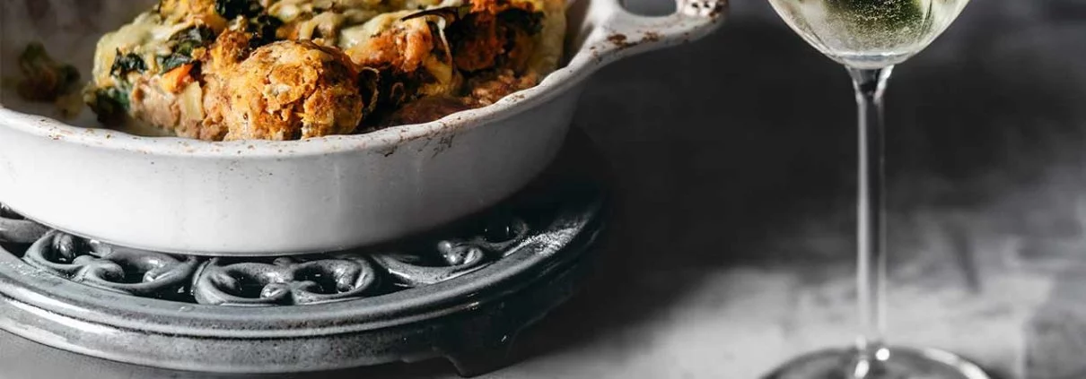 Einige von Euch konnten letzte Woche schon die Zubereitung der Tarte bei mir in der Instagram Story sehen. Jetzt hab ich es endlich geschafft, das Rezept aufzuschreiben. Die Tarte war eine gelungene Abwechslung in unserem Wochenend-Speiseplan, der sonst Pasta und/oder Pizza enthält. Dazu ein Glas Wein.... Auf Instagram zeige ich Euch nochmals die Story.