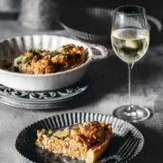 Einige von Euch konnten letzte Woche schon die Zubereitung der Tarte bei mir in der Instagram Story sehen. Jetzt hab ich es endlich geschafft, das Rezept aufzuschreiben. Die Tarte war eine gelungene Abwechslung in unserem Wochenend-Speiseplan, der sonst Pasta und/oder Pizza enthält. Dazu ein Glas Wein.... Auf Instagram zeige ich Euch nochmals die Story.