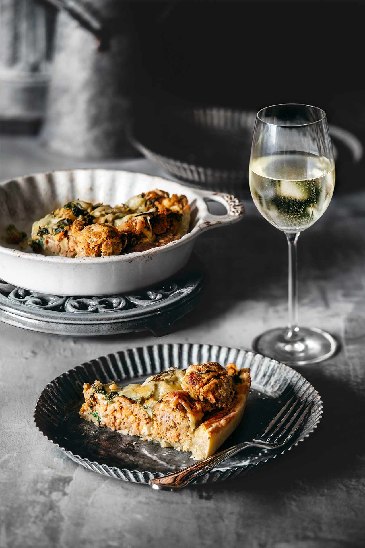 Einige von Euch konnten letzte Woche schon die Zubereitung der Tarte bei mir in der Instagram Story sehen. Jetzt hab ich es endlich geschafft, das Rezept aufzuschreiben. Die Tarte war eine gelungene Abwechslung in unserem Wochenend-Speiseplan, der sonst Pasta und/oder Pizza enthält. Dazu ein Glas Wein....   Auf Instagram zeige ich Euch nochmals die Story. 
