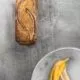 Peanut butter banana bread Erdnussbutter Bananenbrot Das Bananenbrot war eigentlich schon immer ein Erfolgsrezept, denn es schmeckt einfach super lecker. Derzeit sind überall richtig tolle Rezepte zu sehen. Bananenbrot revival. Mein Lieblingsbananenbrot? Mit Erdnussbutter drin! Und ich finde, dass ein Bananenbrot in seiner Schlichtheit einfach so wunderschön ist, dass es auch ganz ohne „Klimbim“ auf dem Foto auskommt. Habt einen tollen, sonnigen Tag. 4 reife Bananen 50 g Erdnussbutter 120 ml Speiseöl 75 ml Milch 300 g Mehl 175 g brauner Zucker 2 TL Backpulver 0,5 TL Zimt 1 Prise Salz Backofen auf 180 Grad Umluft vorheizen Kastenform (ca. 25 x 13 cm) mit Backpapier auslegen und leicht einfetten 3 Bananen mit einer Gabel zerdrücken und zusammen mit der Erdnussbutter, Öl und Milch verrühren In einer zweiten Schüssel Mehl, Zucker, Backpulver, Zimt und eine Prise Salz vermengen Bananenmischung zur Mehlmischung geben und verrühren Teig in die Kastenform geben Restliche Banane längs halbieren und auf den Teig legen Im Ofen 45-50 Minuten goldbraun backen