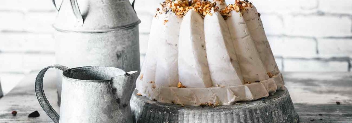 Das sich Bananen perfekt zur Eiszubereitung eignen, wissen wir ja bereits. Aber sie schmecken ganz besonders gut in einer Sahne-Joghurt Eistorte. Und wenn dann noch Schokolade im Spiel ist... so lecker. Ich habe für meine Eistorte eine Silikonform genommen. Die Eistorte hat sich damit super easy aus der Form gelöst.