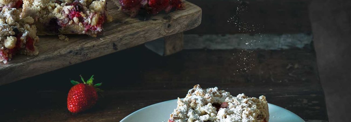 Da ist ein richtiger „Berry-Boom“ in meinem Kuchen. Beerig, saftig und eine Menge Streusel obendrauf. So muss ein Kuchen sein. Und da ist es egal ob du frische oder TK-Beeren nimmst, der Kuchen schmeckt einfach köstlich. Ich habe für den Kuchen gefrorene Beeren genommen, denn ehrlich gesagt hatte ich noch ein paar aufgerissene und halbleere Beutel voller Beeren in der Tiefkühltruhe, die nur darauf warteten verarbeitet zu werden. Wenn Resteverwertung doch immer nur so lecker wäre.